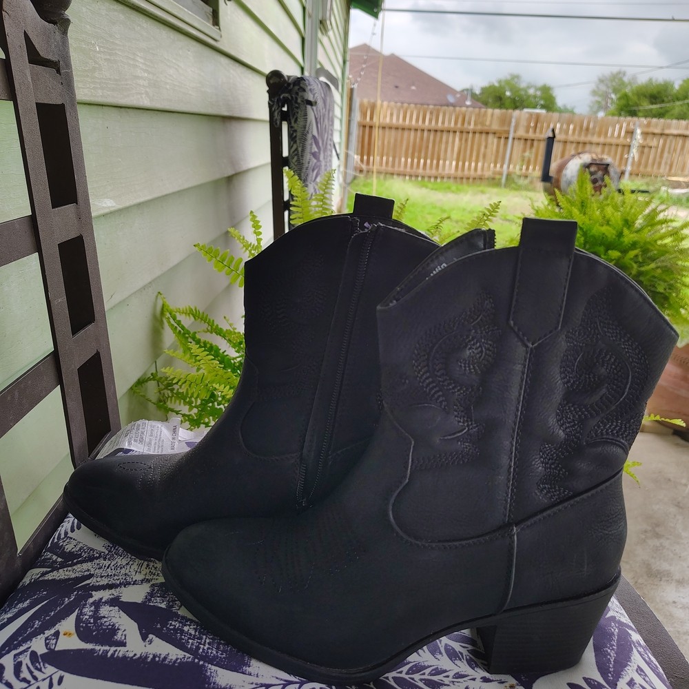Global Win Black Heeled Boots